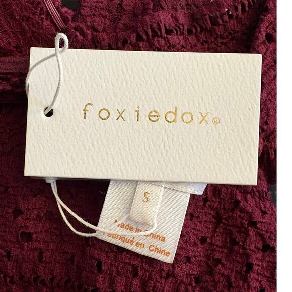 Foxiedox Ellie Lace Open Back Cocktail Dress in Red Wine Size Small - Picture 9 of 10